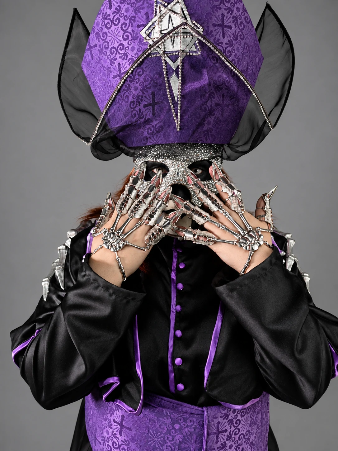 Ceremony inspired by Perpetua Skeleta (female), featuring a mask and gloves.